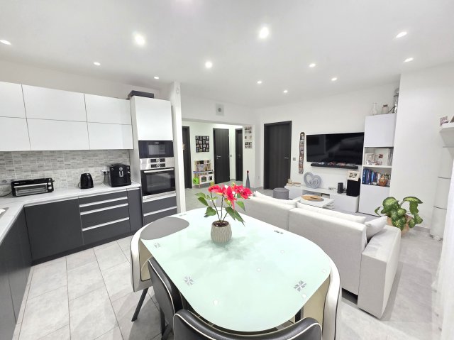 Eladó ikerház, Tatabányán, Verseny utcában 119 M Ft, 1+2 szobás