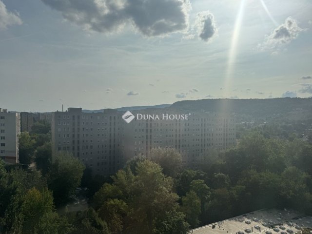 Eladó panellakás, Budapesten, III. kerületben 149.99 M Ft