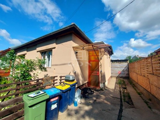 Eladó családi ház, Budapesten, XV. kerületben 44.99 M Ft