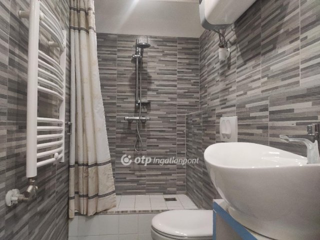 Eladó téglalakás, Pécsett 92 M Ft, 4 szobás