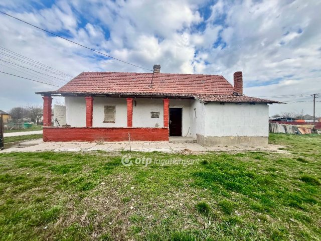 Eladó családi ház, Jászladányon 5 M Ft, 1 szobás