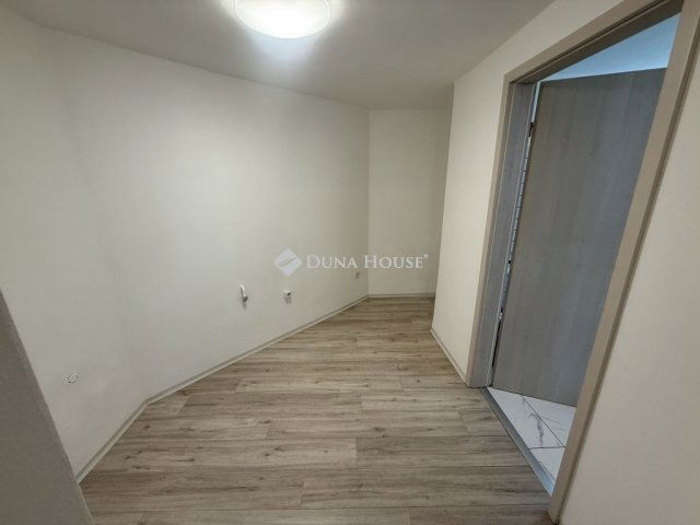 Eladó téglalakás, Pécsett 37.9 M Ft, 2 szobás