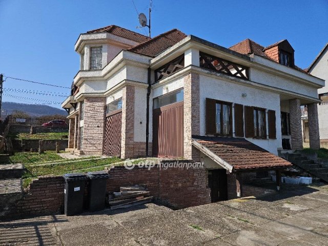 Eladó családi ház, Tahitótfalun 179.9 M Ft, 5 szobás