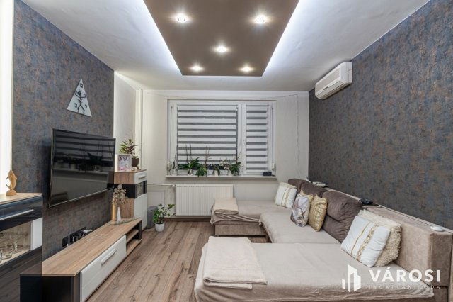 Eladó panellakás, Szegeden 71.9 M Ft, 4 szobás