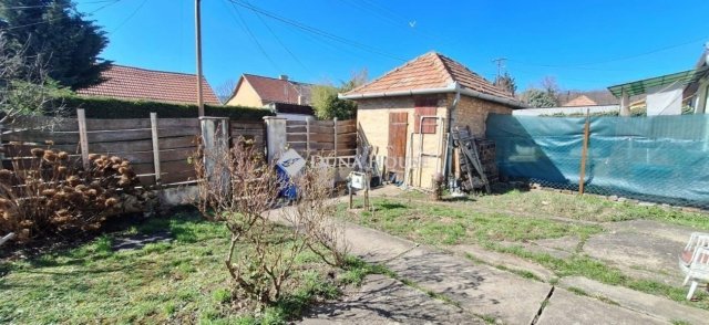 Eladó ikerház, Pécsett 29 M Ft, 2 szobás / költözzbe.hu