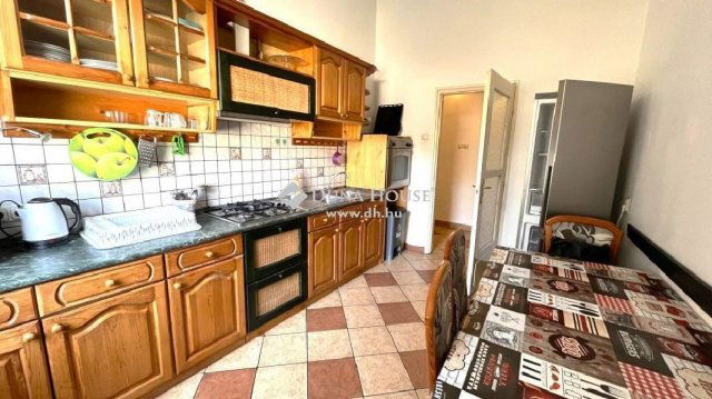 Eladó téglalakás, Szombathelyen 69 M Ft, 4 szobás