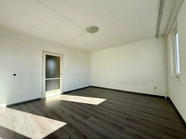 Eladó panellakás, Veszprémben 42.9 M Ft, 2 szobás