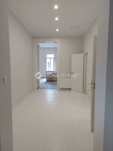 Eladó téglalakás, Budapesten, VI. kerületben, Izabella utcában