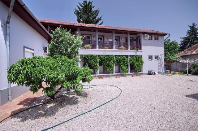 Eladó családi ház, Gyulán 210 M Ft, 9 szobás