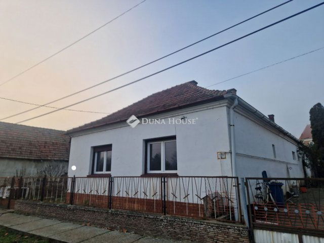 Eladó családi ház, Lánycsókon 35.99 M Ft, 3 szobás