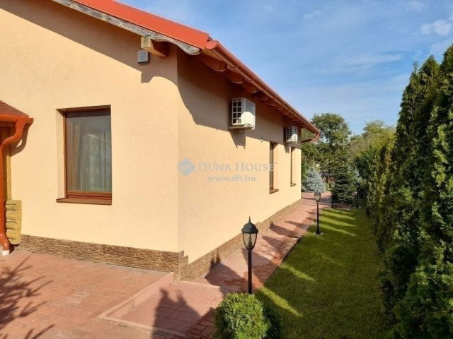 Eladó családi ház, Mogyoródon 220 M Ft, 6 szobás