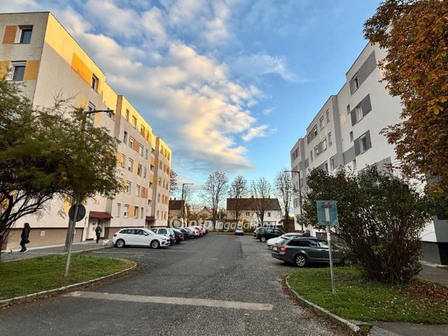 Eladó panellakás, Keszthelyen 59.9 M Ft, 3 szobás