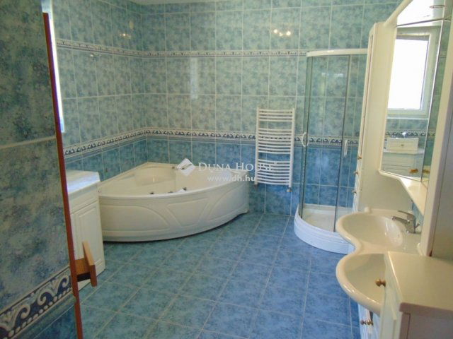Eladó családi ház, Budaörsön 375 M Ft, 9 szobás