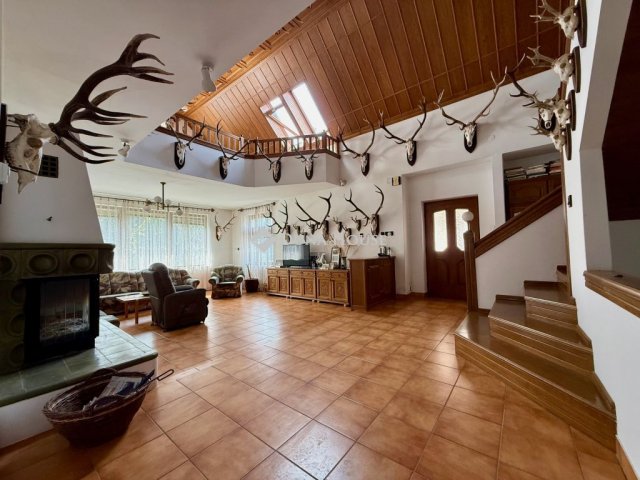 Eladó családi ház, Szentjakabfán 147 M Ft, 9 szobás