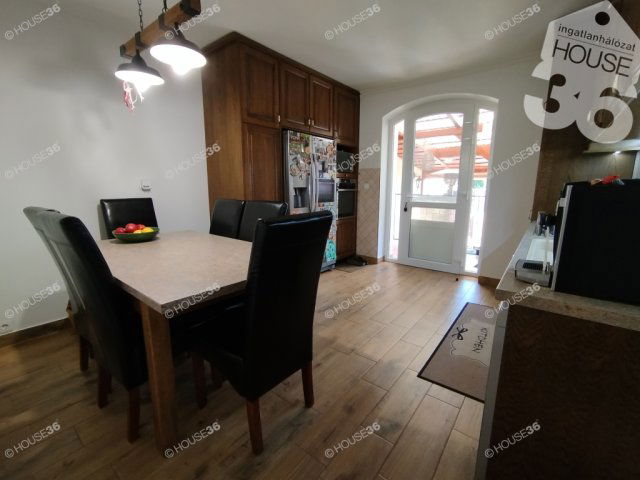 Eladó családi ház, Kerekegyházán 107.9 M Ft, 5 szobás