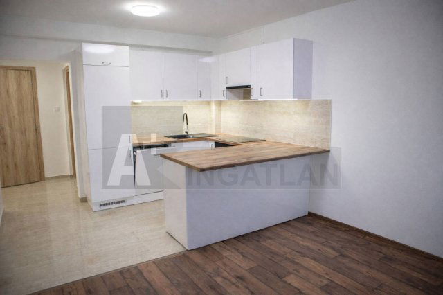 Eladó panellakás, Szegeden 67.9 M Ft, 4 szobás