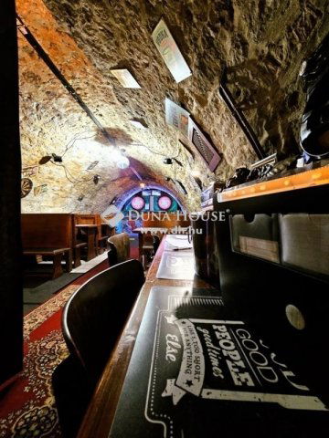 Eladó családi ház, Pilisvörösváron 240 M Ft, 13 szobás