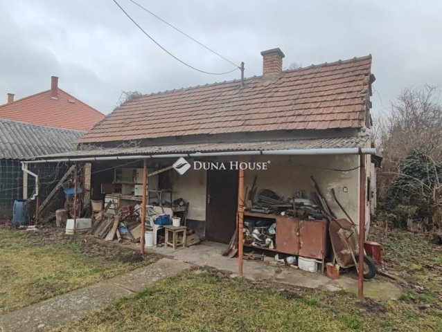 Eladó családi ház, Pápán 55 M Ft, 4 szobás