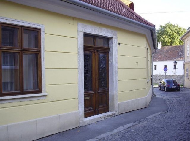 Eladó családi ház, Kőszegen 250 M Ft, 13+2 szobás