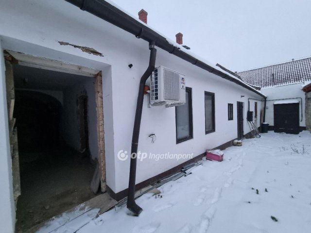 Eladó családi ház, Pápán 19.9 M Ft, 3 szobás