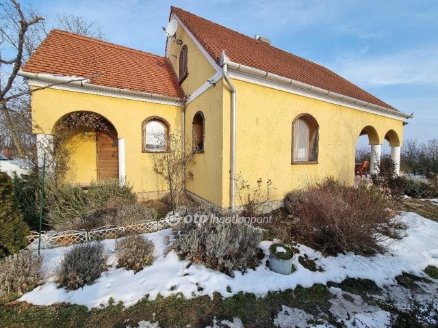 Eladó családi ház, Bakonyjákón 97.5 M Ft, 2+3 szobás