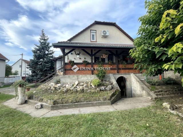 Eladó családi ház, Izsákon 48 M Ft, 5 szobás