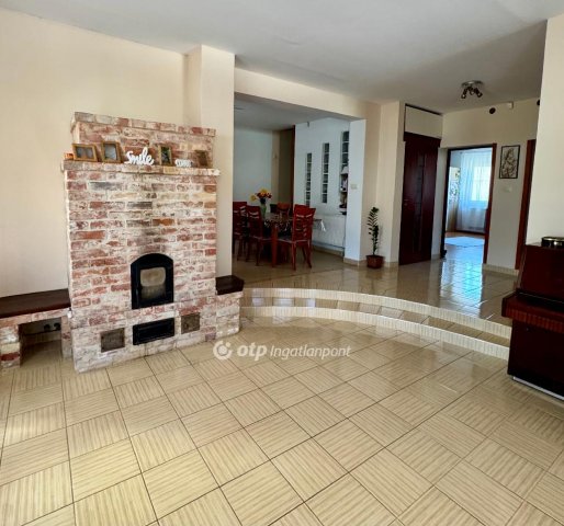 Eladó családi ház, Székesfehérvárott 165 M Ft, 4 szobás