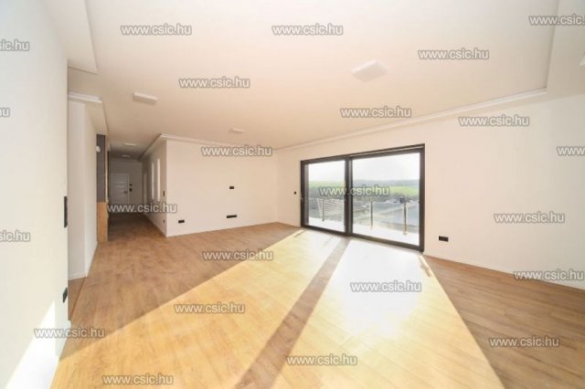 Eladó családi ház, Pécelen 365 M Ft, 6 szobás