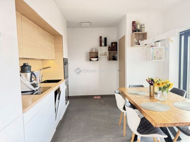 Eladó téglalakás, Pécsett 135 M Ft, 3 szobás