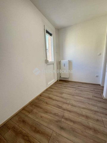 Eladó panellakás, Pécsett 51.9 M Ft, 3 szobás