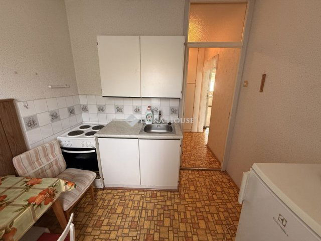 Eladó panellakás, Pécsett 32.5 M Ft, 2 szobás