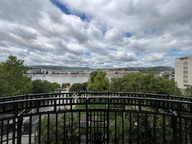 Eladó téglalakás, Budapesten, V. kerületben 259 M Ft, 2+1 szobás