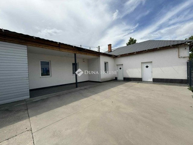 Eladó családi ház, Kecskeméten 100 M Ft, 2 szobás