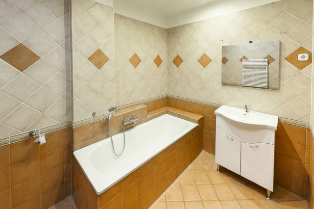 Eladó téglalakás, Kecskeméten 68.5 M Ft, 6 szobás