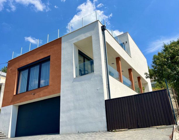 Eladó családi ház, Pécsett 229.9 M Ft, 4 szobás