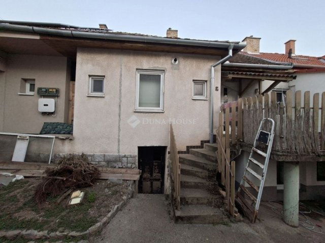 Eladó téglalakás, Pécsett 46.5 M Ft, 4 szobás