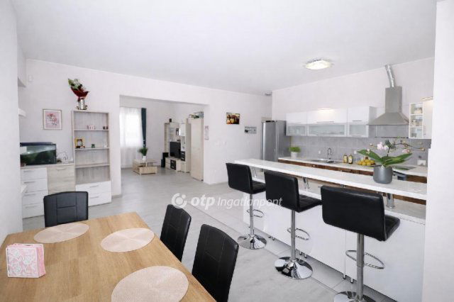 Eladó családi ház, Tasson 85 M Ft, 3 szobás