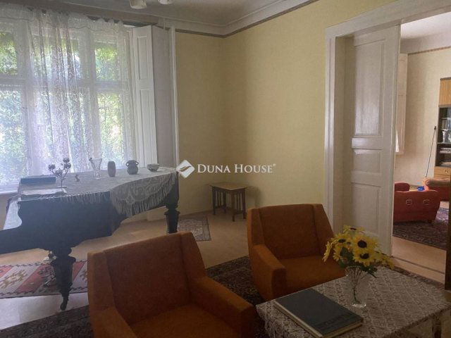 Eladó családi ház, Esztergomban 62.9 M Ft, 4 szobás