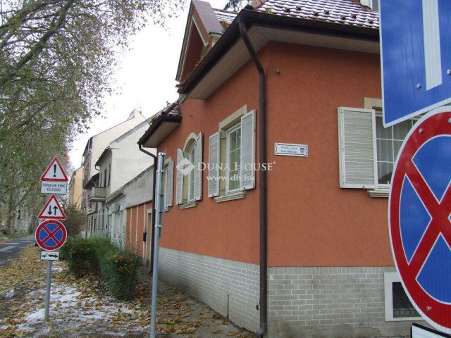 Eladó családi ház, Esztergomban 250 M Ft, 6 szobás