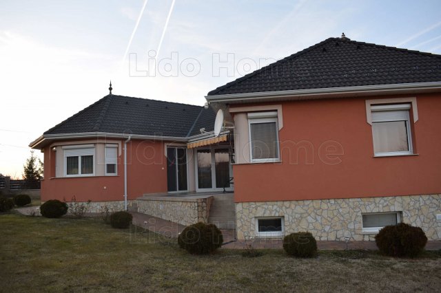 Eladó családi ház, Bakonyszentlászlón 117 M Ft, 8 szobás