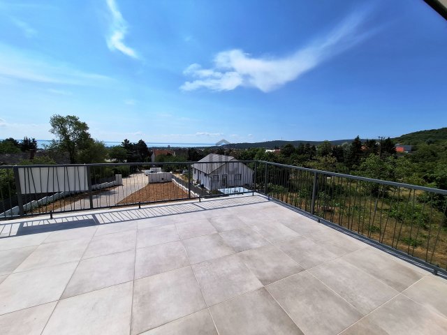 Eladó téglalakás, Balatonalmádiban 151 M Ft, 3 szobás