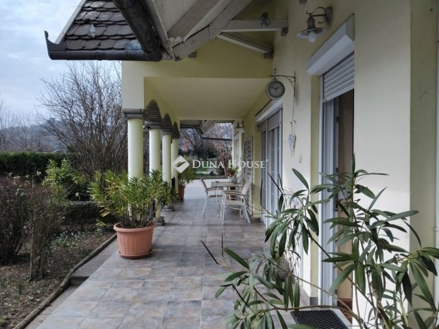 Eladó családi ház, Pécsett 179.9 M Ft, 8 szobás
