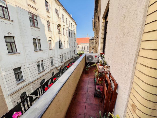 Eladó téglalakás, Budapesten, V. kerületben 135 M Ft, 2 szobás