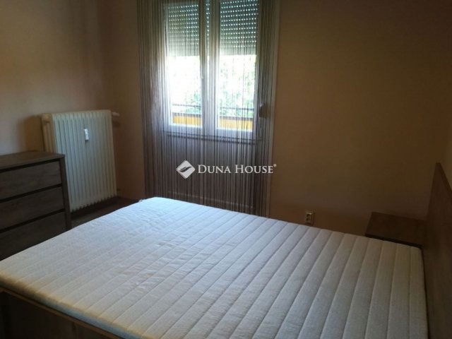 Kiadó panellakás, albérlet, Pécsett, Madách Imre utcában