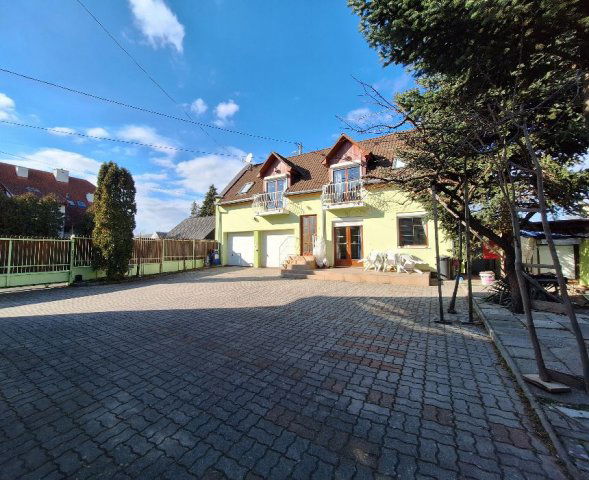 Eladó családi ház, Hévízen 249.9 M Ft, 9 szobás