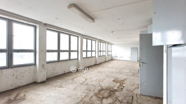 Eladó ipari ingatlan, Dunaújvárosban 60 M Ft
