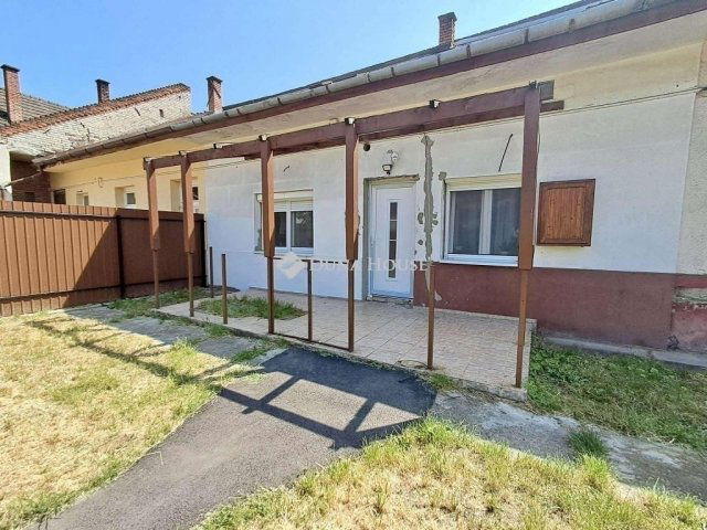 Eladó családi ház, Budapesten, XV. kerületben 58 M Ft, 2 szobás