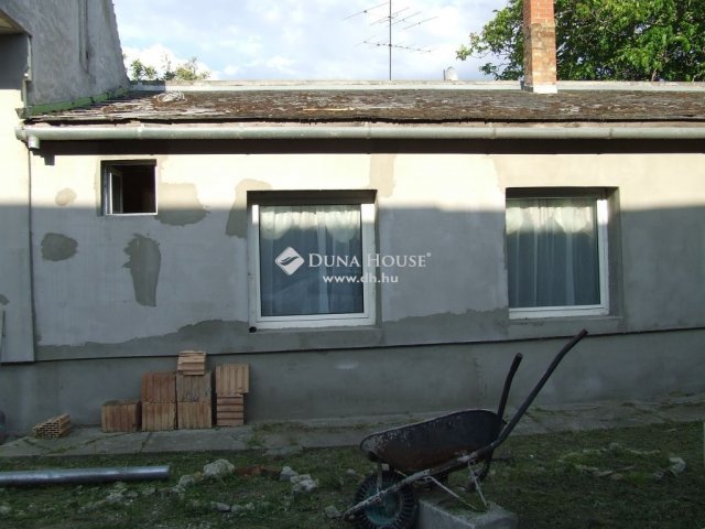 Eladó családi ház, Esztergomban 88 M Ft, 6 szobás