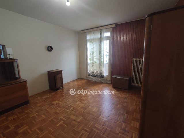 Kiadó panellakás, albérlet, Pécsett 140 E Ft / hó, 2 szobás