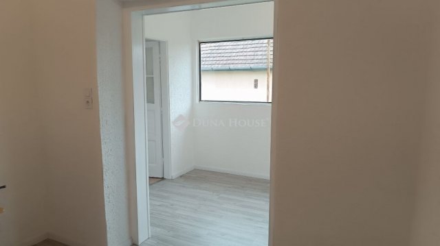Eladó családi ház, Tápiószecsőn 59.9 M Ft, 5 szobás